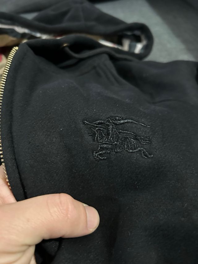 Sudadera Burberry con capucha y cremallera