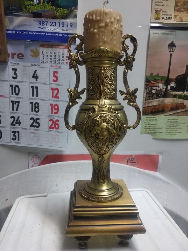 Candelabro de bronce antiguo