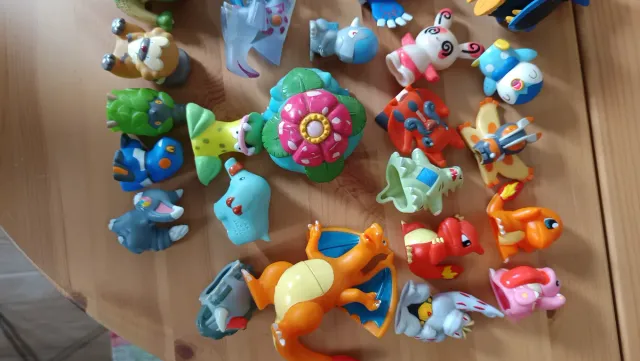 Lote 52 Figuras Pokémon Bandai