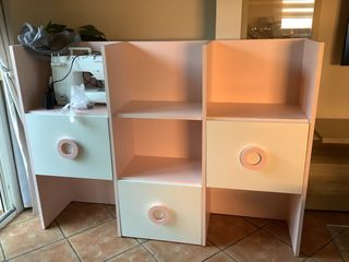 Estantería rosa y blanca