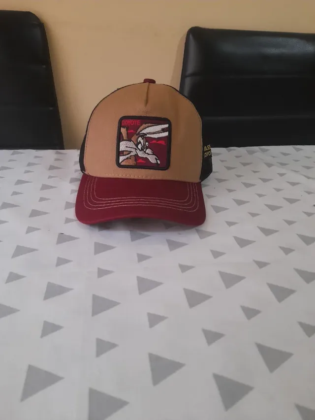 Gorra Coyote Marrón y Rojo