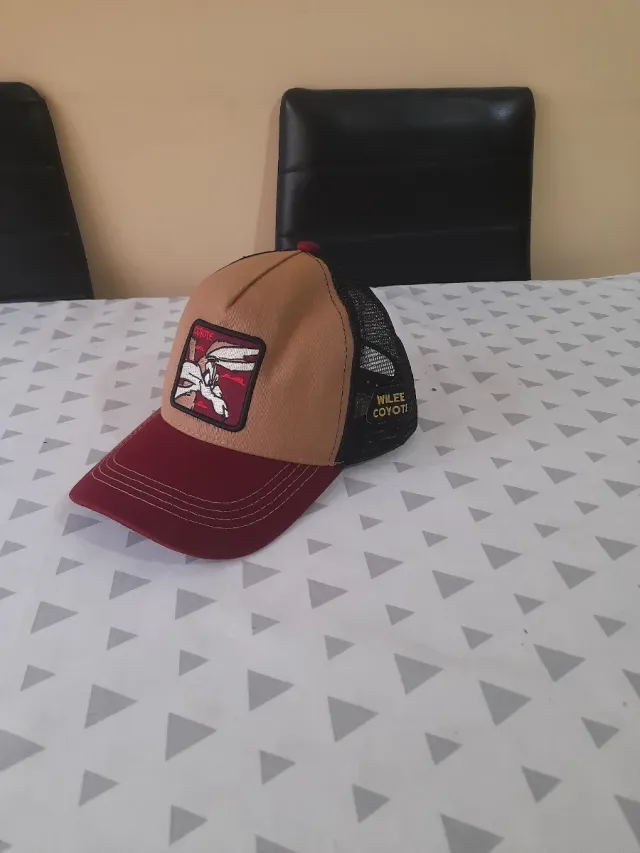 Gorra Coyote Marrón y Rojo