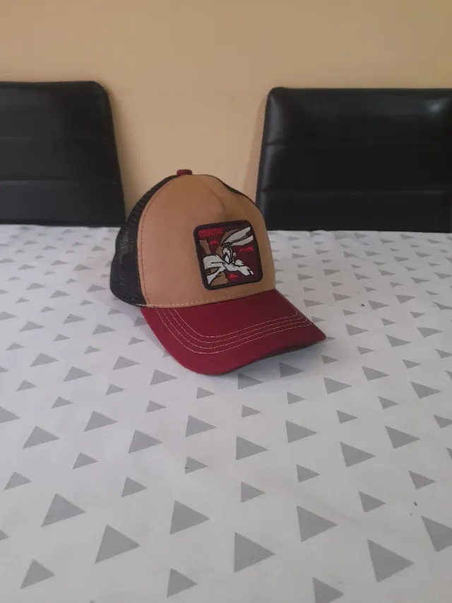 Gorra Coyote Marrón y Rojo