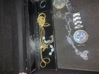 Gioielli: collane, orologio, anelli