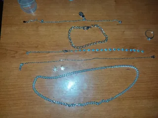 Gioielli: collane, orologio, anelli