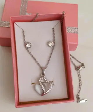 Conjunto de collar y pendientes de acero