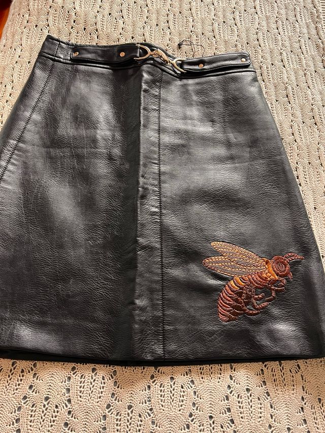 Falda Sfera efecto piel con bordado abeja Talla S