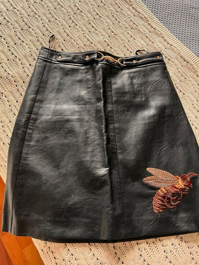 Falda Sfera efecto piel con bordado abeja Talla S