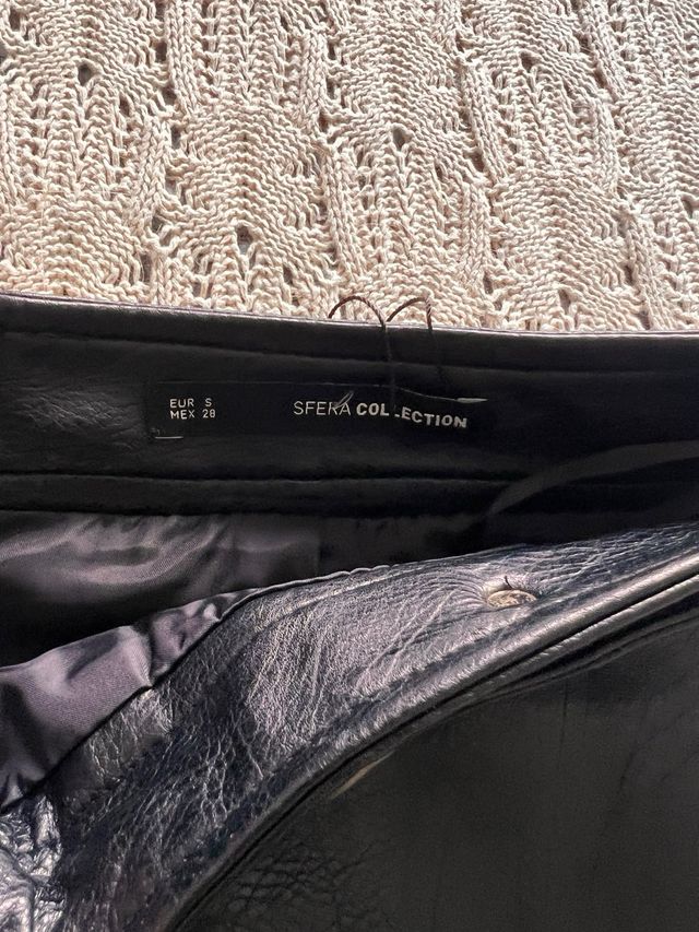 Falda Sfera efecto piel con bordado abeja Talla S