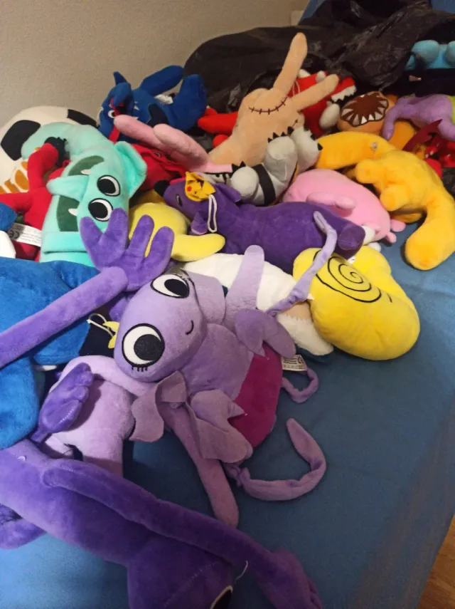 Lote de peluches variados. 100_150  peluches.