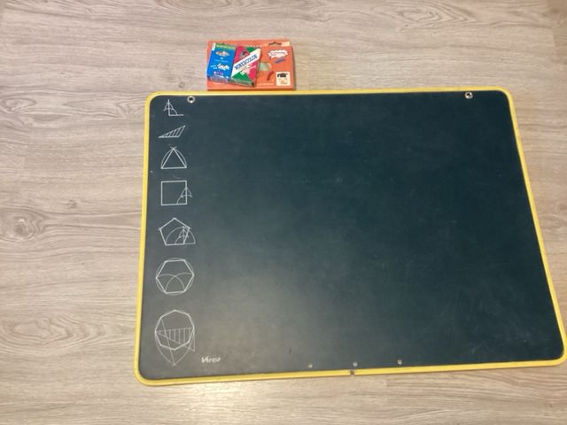Pizarra grande con tizas
