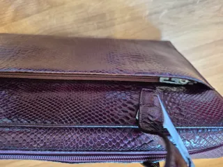 Maletín piel borgoña granate burdeos asa extraíble