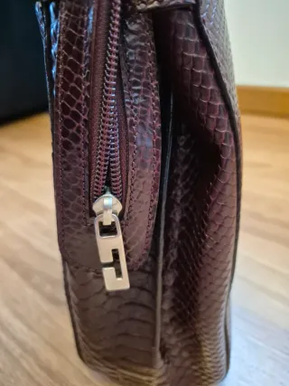 Maletín piel borgoña granate burdeos asa extraíble