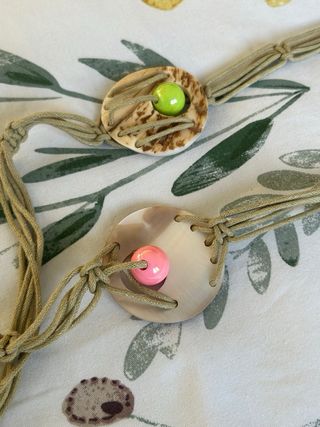 Cintura in corda con perle colorate