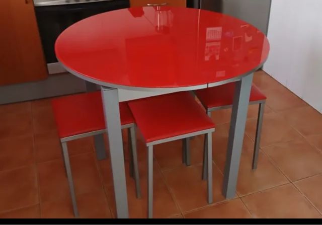 Lote Mesa Redonda Roja y 4 Taburetes