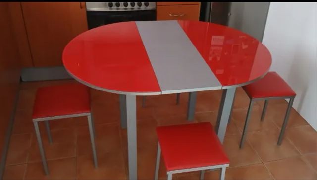 Lote Mesa Redonda Roja y 4 Taburetes