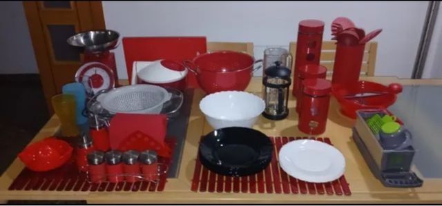 Lote Mesa Redonda Roja y 4 Taburetes