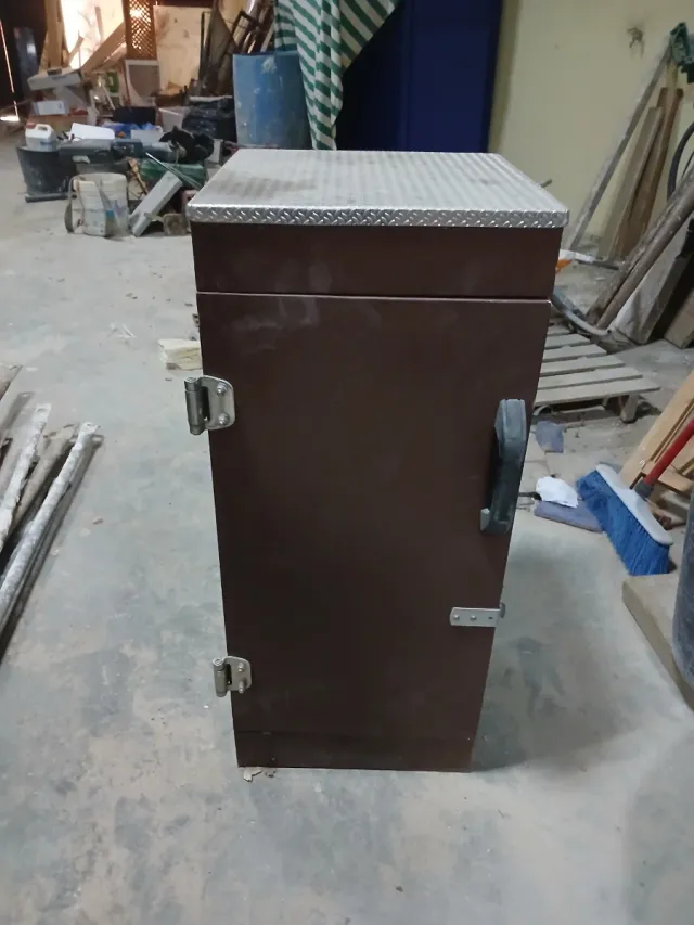 Caja metálica marrón con tapa plateada