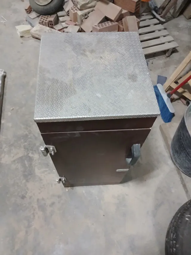 Caja metálica marrón con tapa plateada