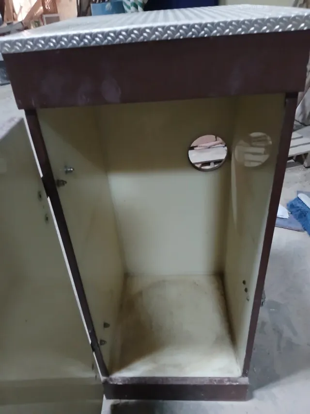 Caja metálica marrón con tapa plateada