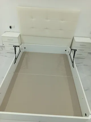 Canapé abatible blanco con cabecero