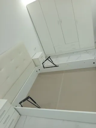 Canapé abatible blanco con cabecero