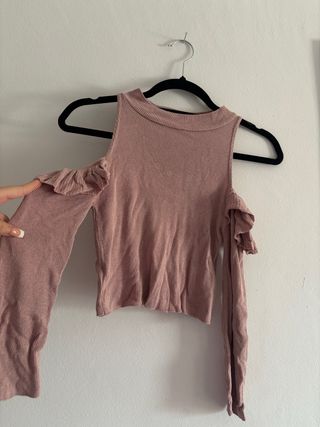 Top rosa con hombros descubiertos y volantes