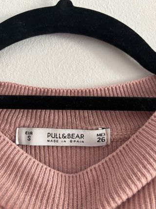 Top rosa con hombros descubiertos y volantes