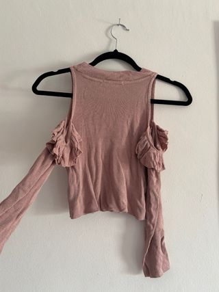 Top rosa con hombros descubiertos y volantes