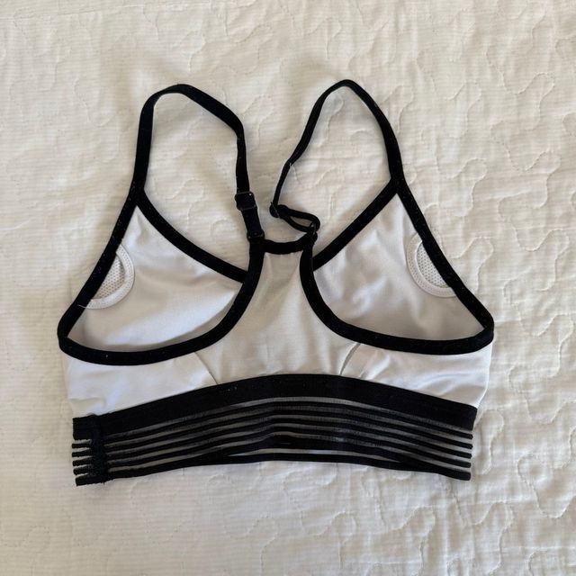 Top deportivo Nike blanco y negro