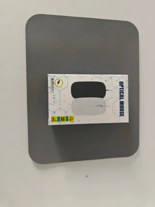 Alfombrilla y ratón óptico gris