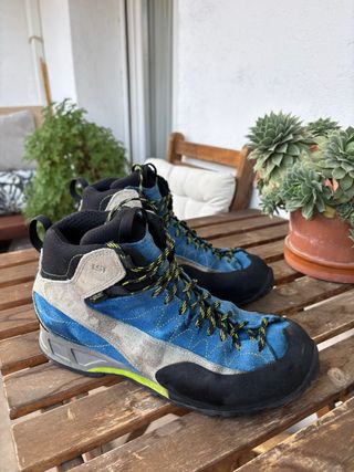 Botas de montaña azules y grises