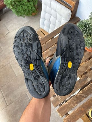 Botas de montaña azules y grises