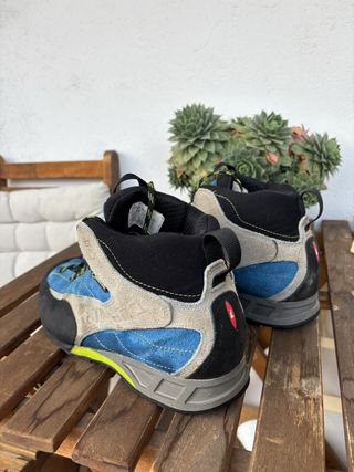Botas de montaña azules y grises