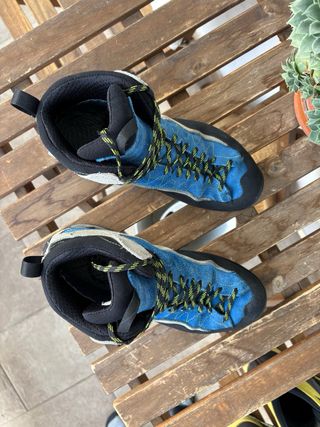 Botas de montaña azules y grises