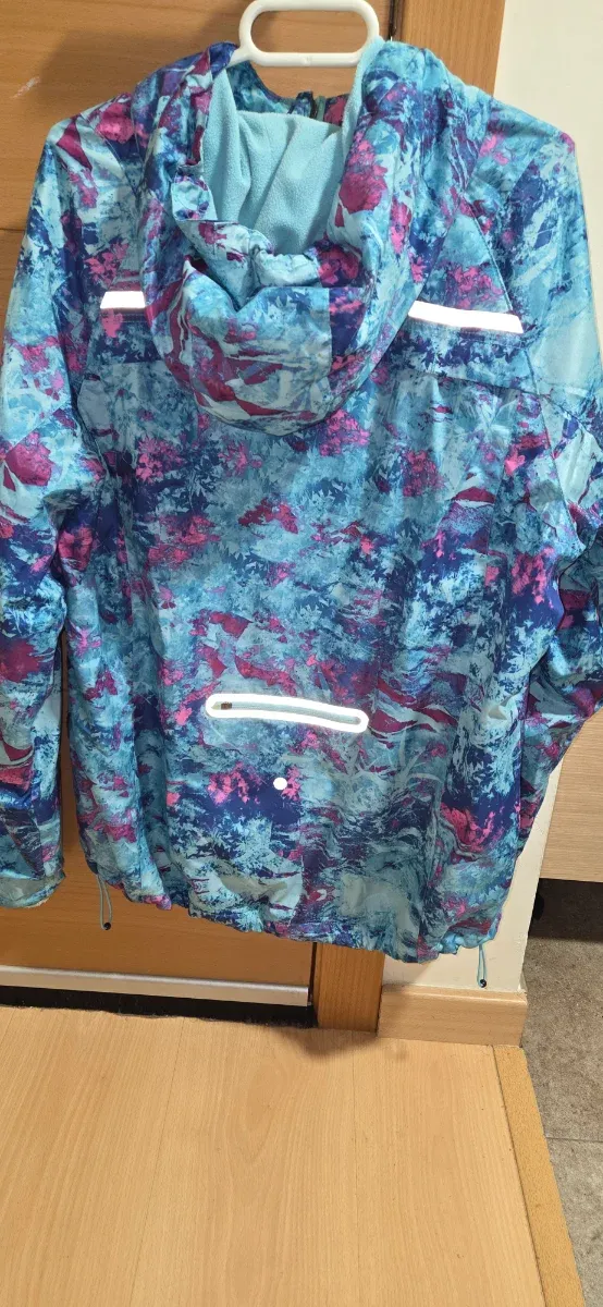 Cazadora deportiva azul y fucsia Talla L