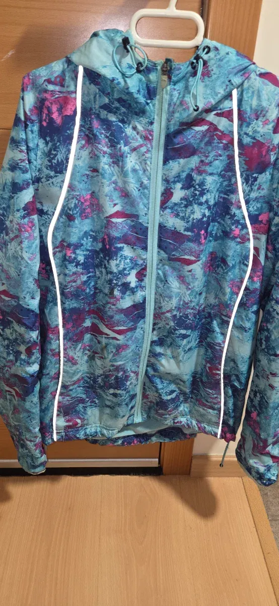 Cazadora deportiva azul y fucsia Talla L