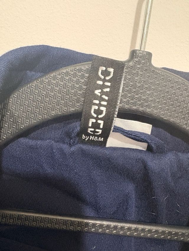 Chaqueta militar azul con adornos dorados