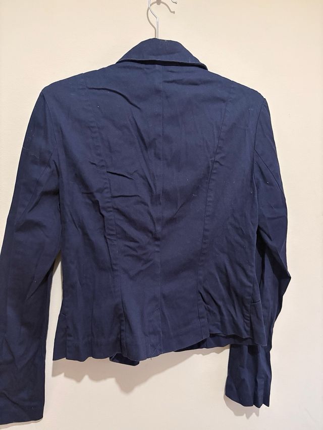 Chaqueta militar azul con adornos dorados