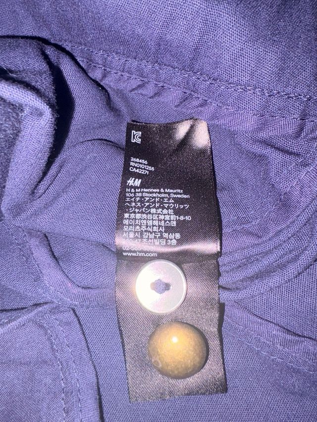 Chaqueta militar azul con adornos dorados