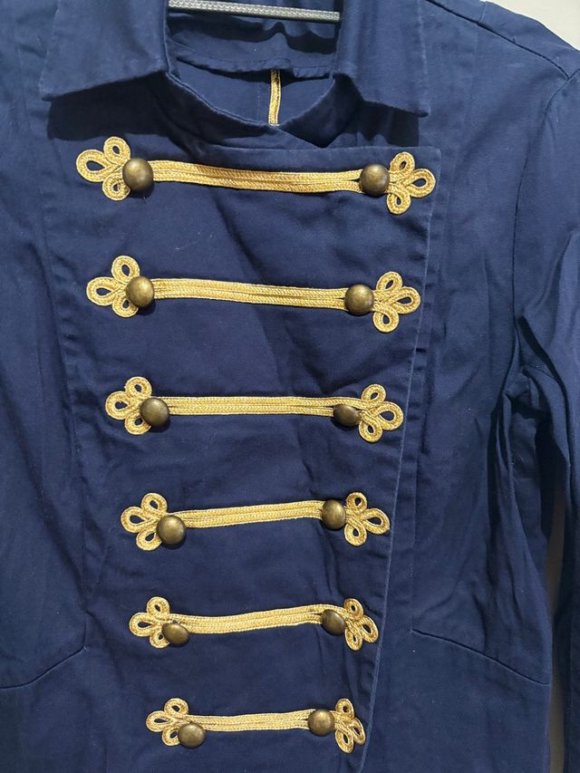 Chaqueta militar azul con adornos dorados