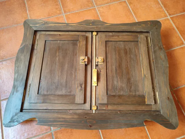 Ventana de madera rústica