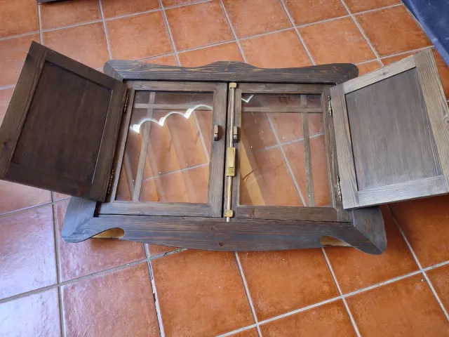 Ventana de madera rústica