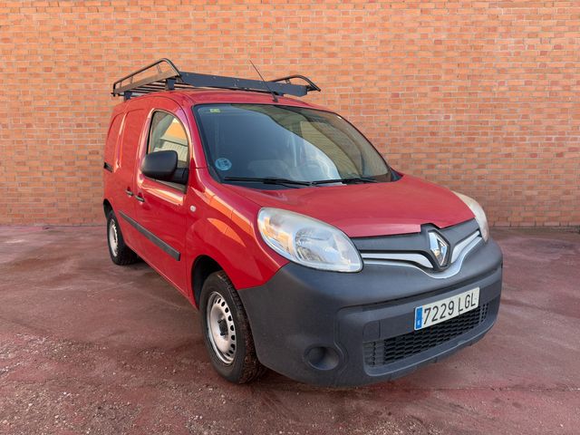 Renault Kangoo con baca y bola de remolque