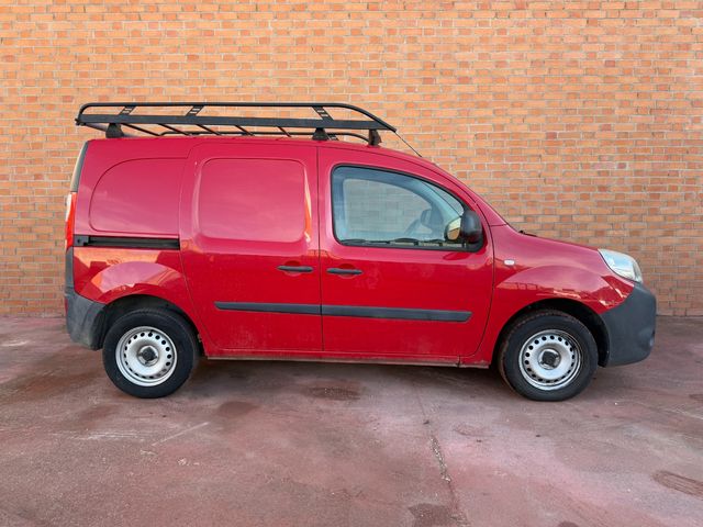 Renault Kangoo con baca y bola de remolque