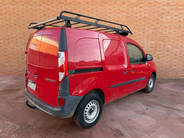 Renault Kangoo con baca y bola de remolque