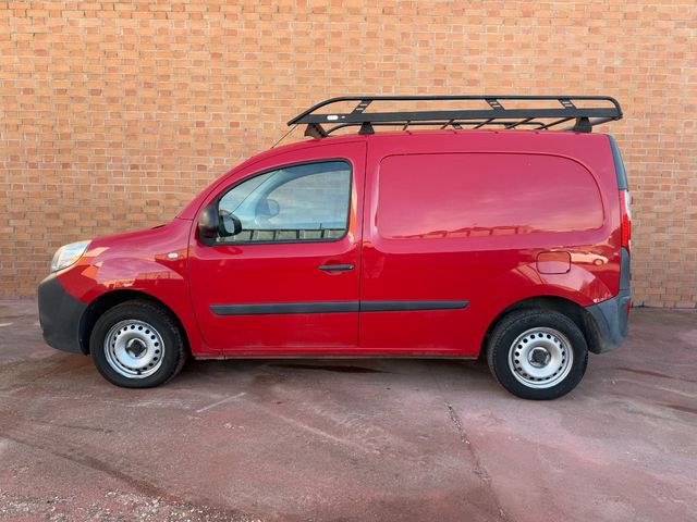 Renault Kangoo con baca y bola de remolque