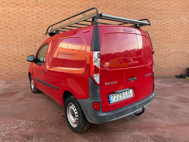 Renault Kangoo con baca y bola de remolque