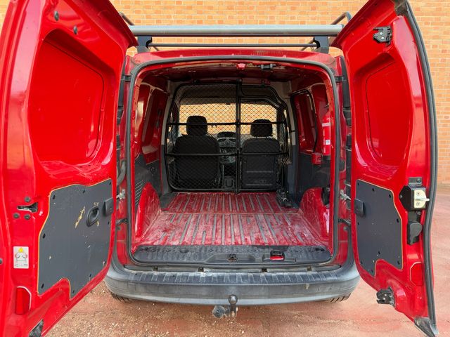 Renault Kangoo con baca y bola de remolque