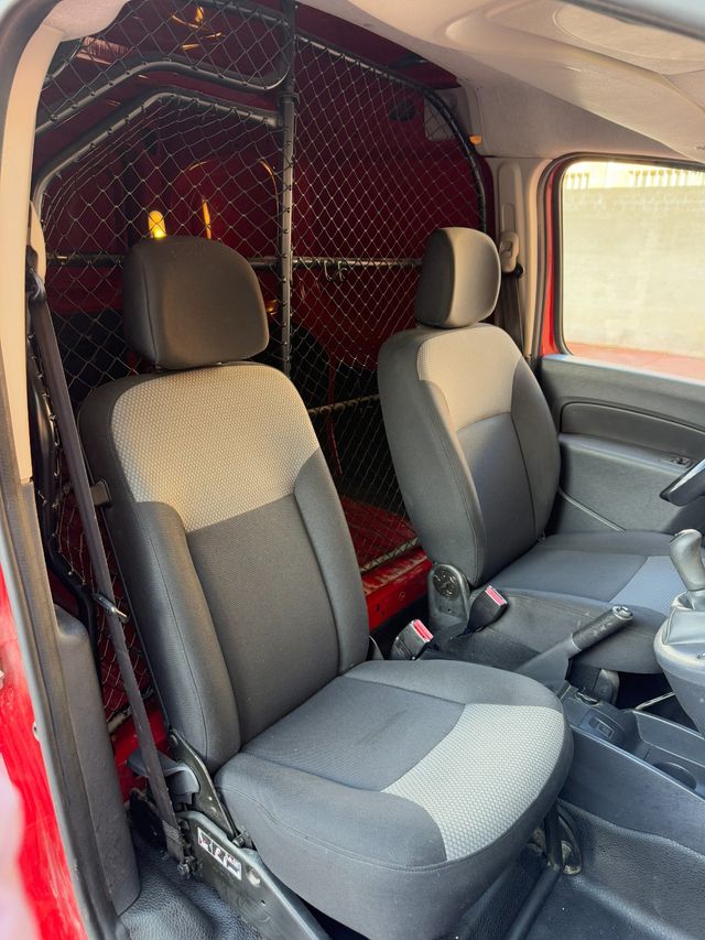 Renault Kangoo con baca y bola de remolque